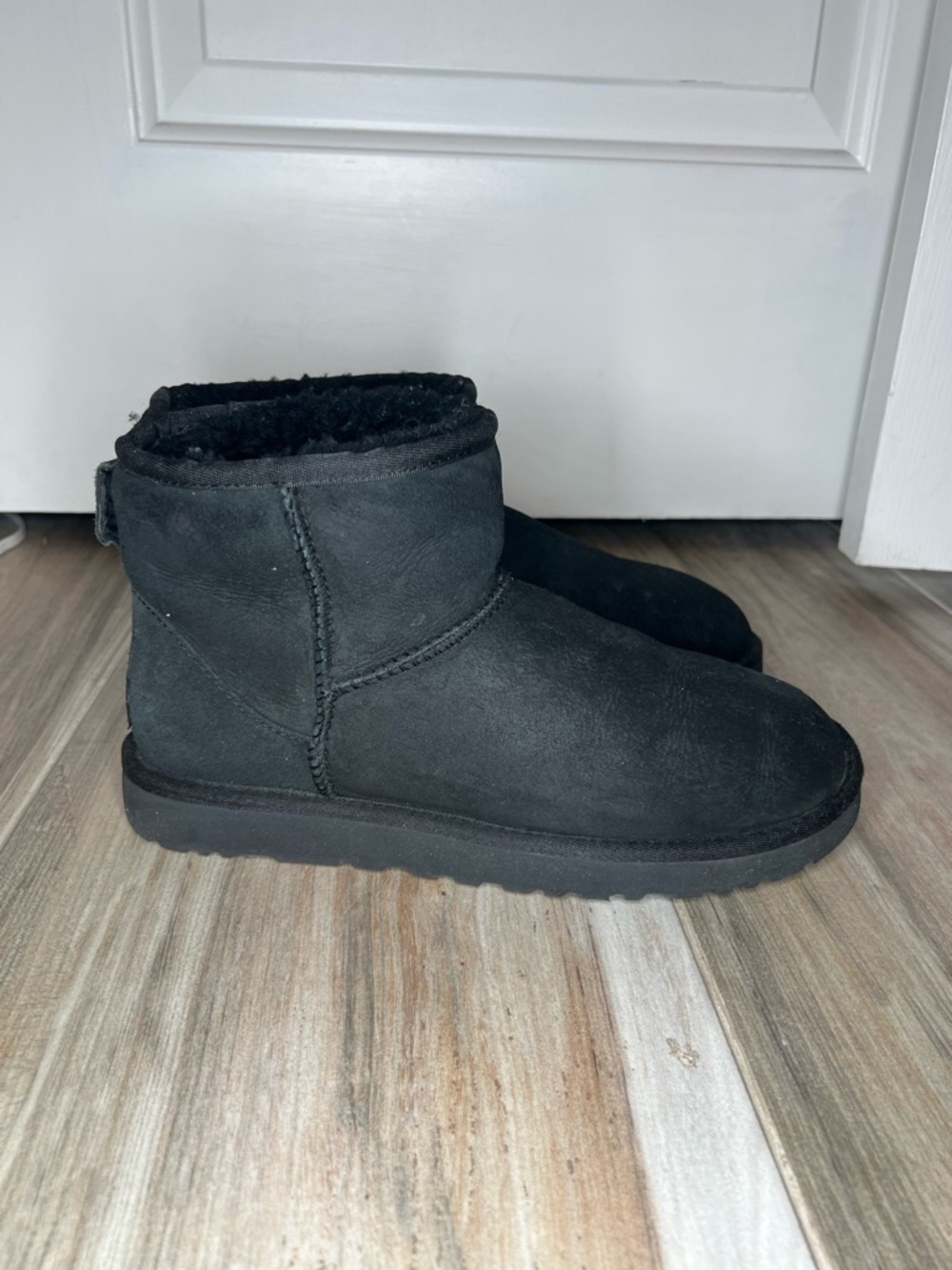 UGG Classic Mini Women Boots Black S/N 5854 Size 8 - Picture 4 of 10